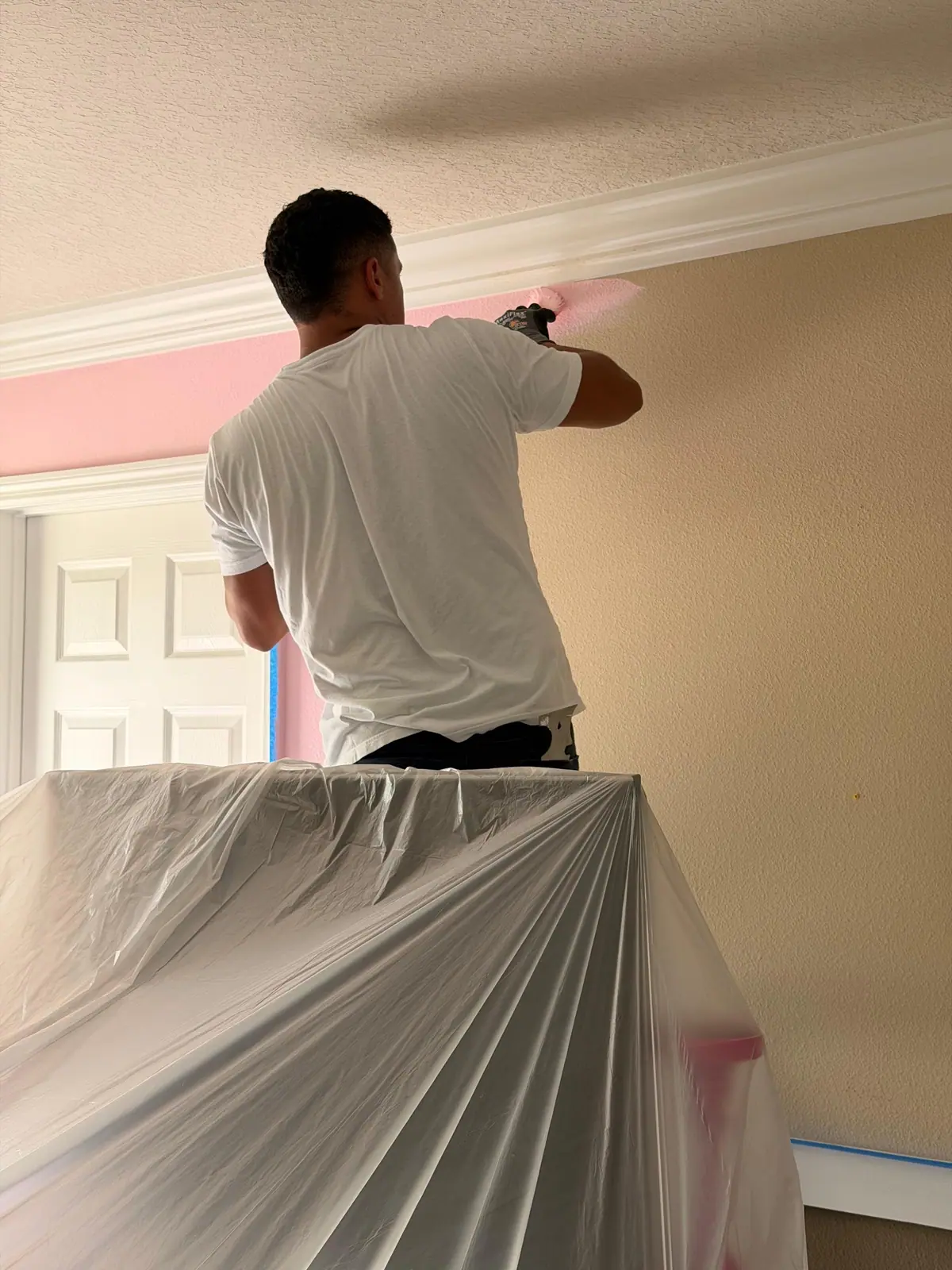 Leandro cutting in the ceiling line by hand